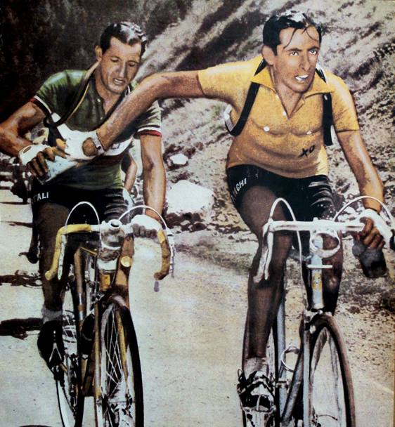 Tour de France 1952. La celebre immagine del passaggio di borraccia tra Fausto Coppi e Gino Bartali, che fece la fortuna del fotografo Carlo Martini. L’edizione 1952 del Giro di Francia fu vinta da Fausto Coppi (Ansa)